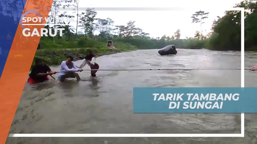 Adu Tangkas Tarik Tambang di Sungai Garut