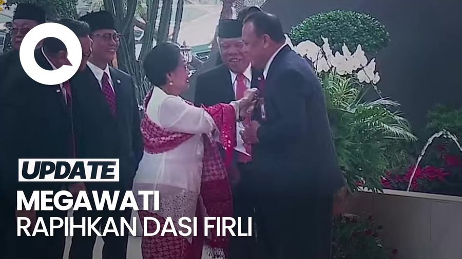 Momen Megawati Rapikan Dasi Firli saat Tiba di Gedung DPR