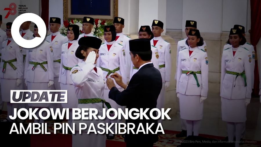 Momen Jokowi Jongkok Ambil Pin Paskibraka yang Jatuh