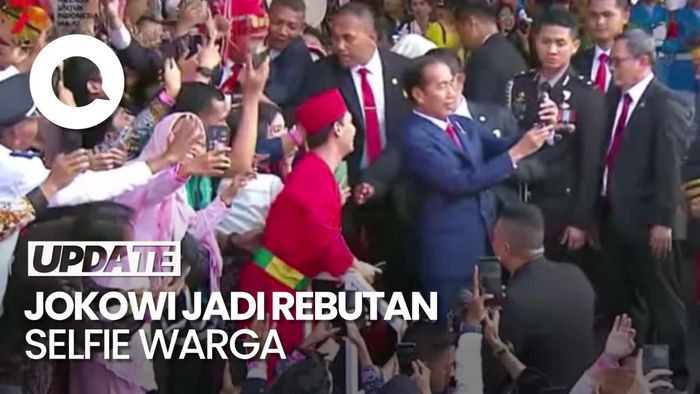 Jokowi Turuti Permintaan Warga Berselfie Sebelum Upacara Penurunan Bendera
