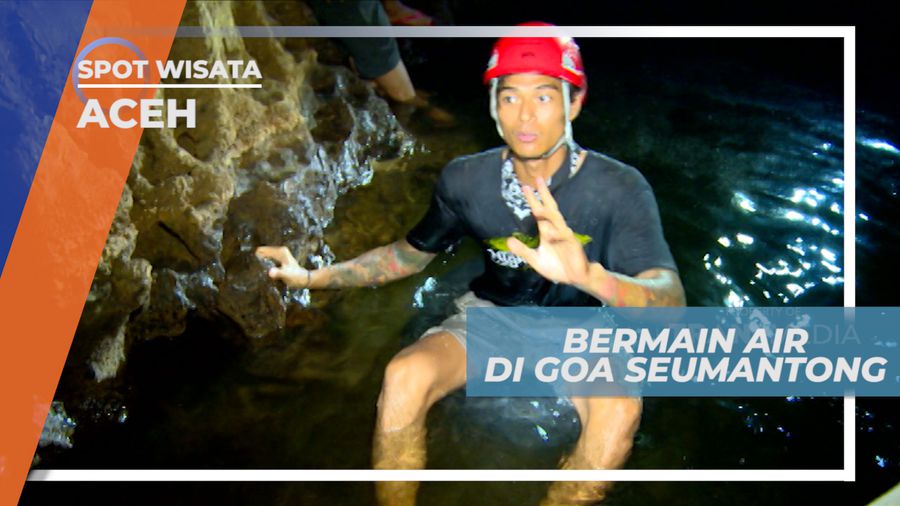 Bermain Air di Dalam Goa Seumantong Aceh
