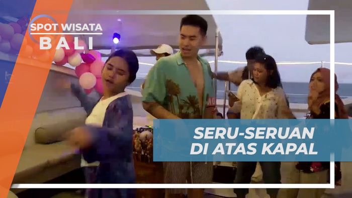 Menyambut Indahnya Senja Berjoget Ria di Atas Kapal Tengah Laut, Bali