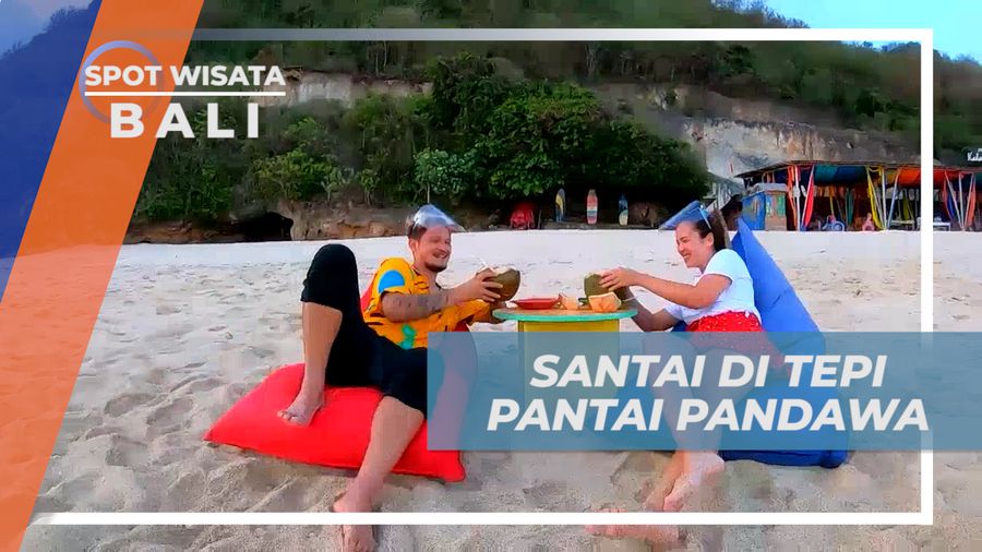 Menikmati Liburan Bersantai di Tepi Pantai Sambil Menyantap Es Kelapa Muda, Bali