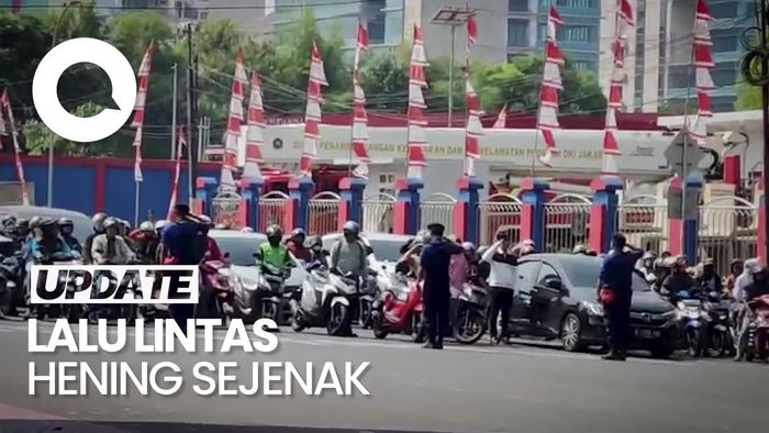 Momen Pengendara di Jaktim Ambil Sikap Sempurna saat HUT Ke-78 RI