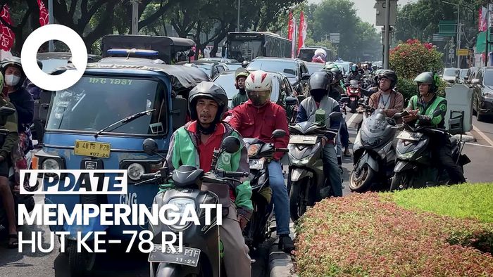 Pengendara di Patung Kuda Berhenti saat Indonesia Raya Berkumandang