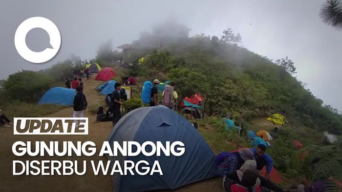 Antusias Warga Ikuti Upacara Pengibaran Bendera di Gunung Andong