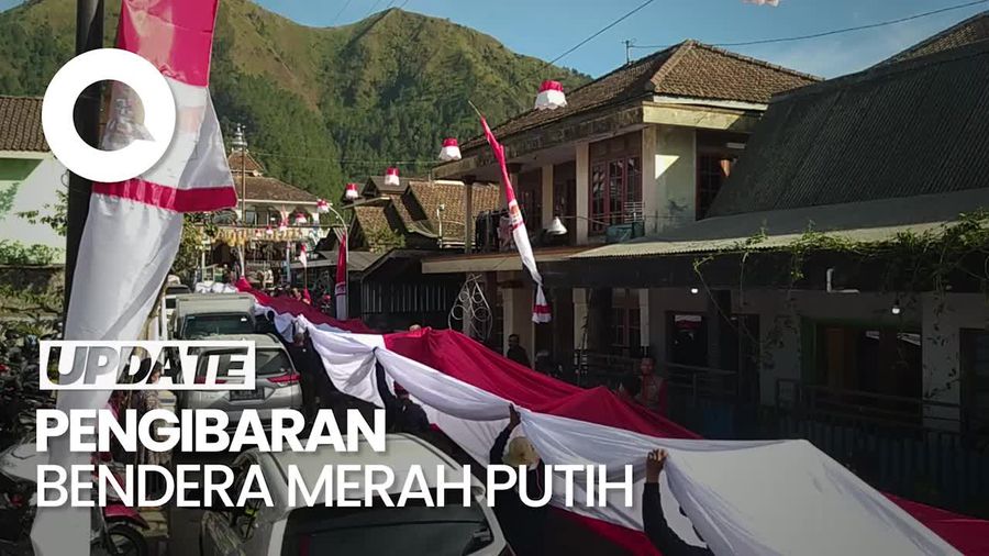 Momen Pembentangan Bendera Merah Putih Raksasa di Puncak Gunung Andong