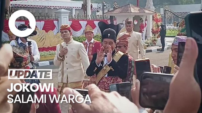 Riuh Warga saat Disapa Jokowi di Halaman Istana Negara