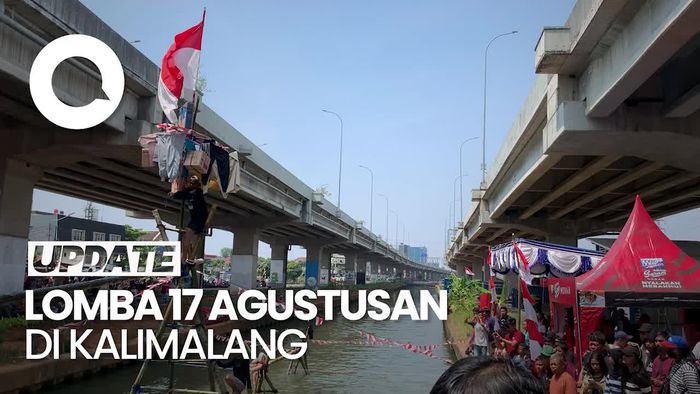 Keseruan Lomba Jalan Pinang di Atas Aliran Kalimalang