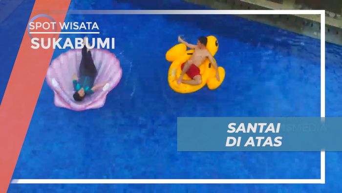 Menikmati Liburan, Bersantai di Atas Floaties di Kolam Renang Hotel, Sukabumi