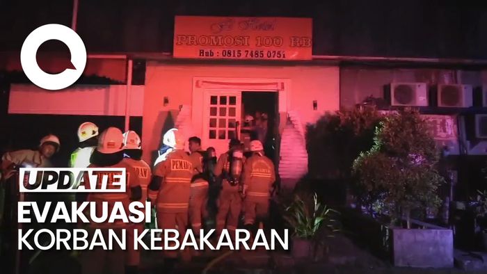 Momen Evakuasi Sejumlah Tamu F2 Hotel Jaksel saat Kebakaran