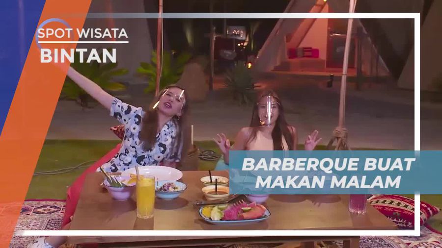 Barbeque Menyiapkan Aneka Kuliner Untuk Santap Malam, Bintan
