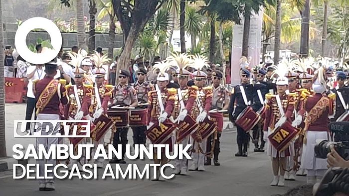 Aksi Taruna Akpol-Warga NTT Sambut Delegasi 14 Negara Peserta AMMTC