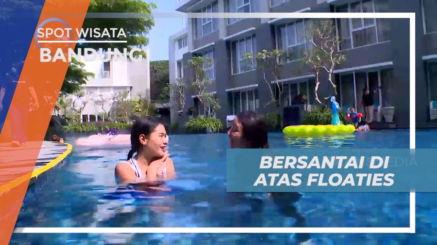 Bersantai di Kolam Renang Sambil Bermain Floaties, Bandung