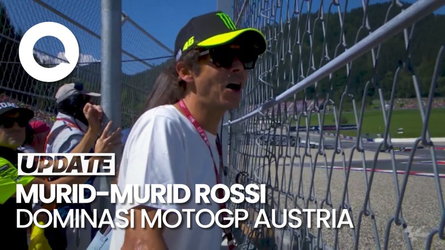 Ekspresi Girang Rossi Tonton Murid-muridnya dari Pinggir Sirkuit