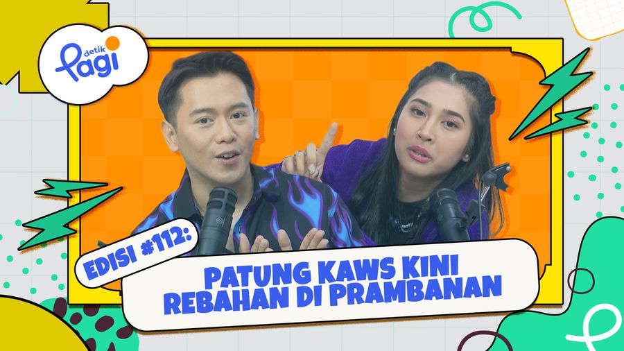 Patung KAWS Kini Rebahan di Prambanan
