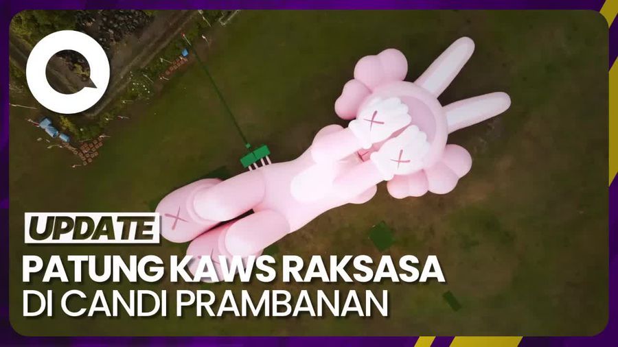 Melihat dari Dekat Patung KAWS Raksasa Rebahan di Candi Prambanan