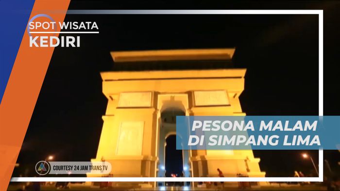 Cekrak-cekrek Berpose Seru di Monumen Kebanggan Warga Kota Kediri