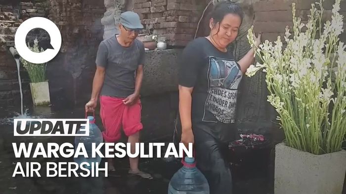 Terdampak Kekeringan, Warga di Pasuruan Andalkan Air Candi Sumber Tetek