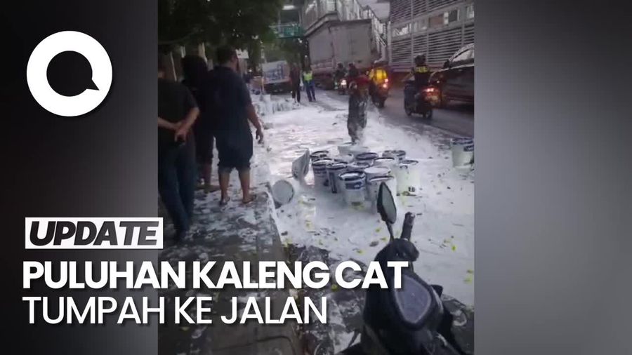 Tali Pengaman Putus, Puluhan Kaleng Cat Tumpah dari Truk di Jaktim