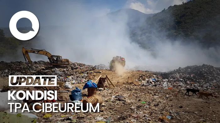 Penampakan Kepulan Asap Selimuti TPA Cibeureum Sumedang