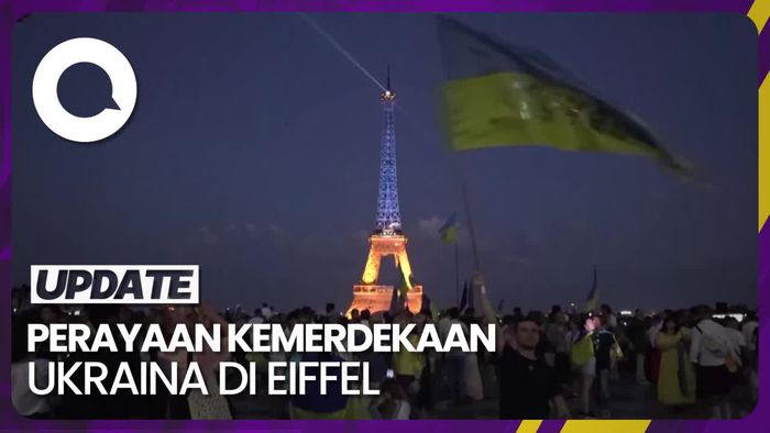 Benderang Cahaya Bendera Ukraina di Menara Eiffel