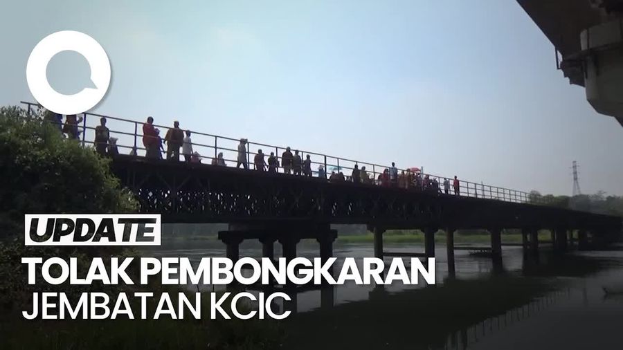 Puluhan Emak-emak Bawa Sapu, Tolak Pembongkaran Jembatan Proyek KCIC