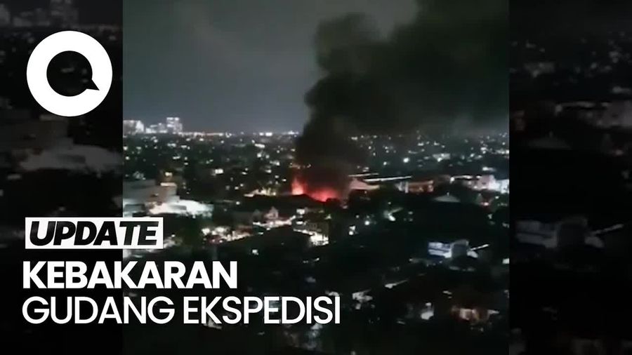 Si Jago Merah Lalap Gudang Ekspedisi di Kalideres Jakbar