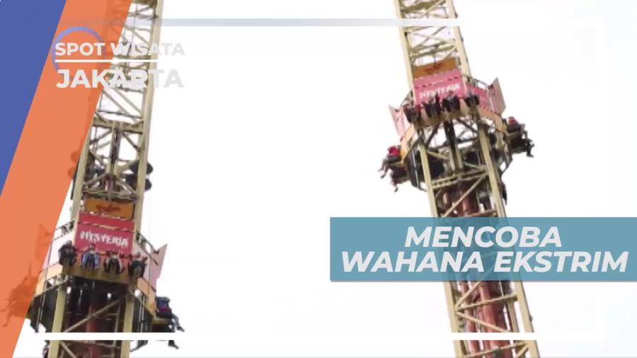 Naik Wahana Ekstrim di Kawasan Wisata Jakarta