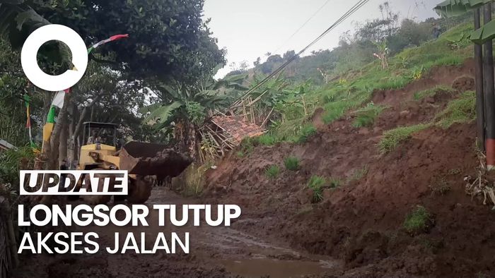 Penampakan Longsor yang Sempat Tutup Akses Jalan di Cicalengka Bandung