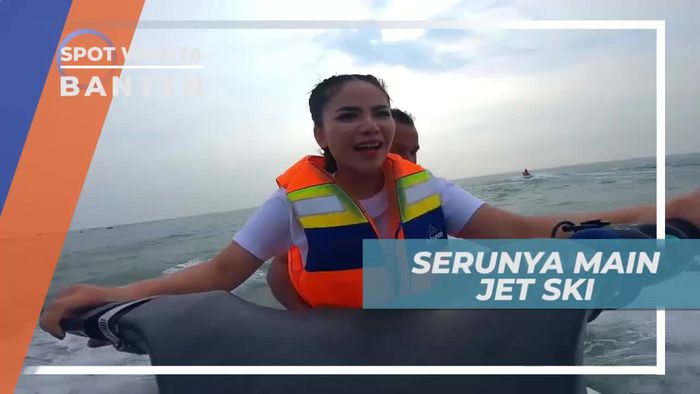 Main Jetski Menyusuri Tepi Pantai Anyer Banten