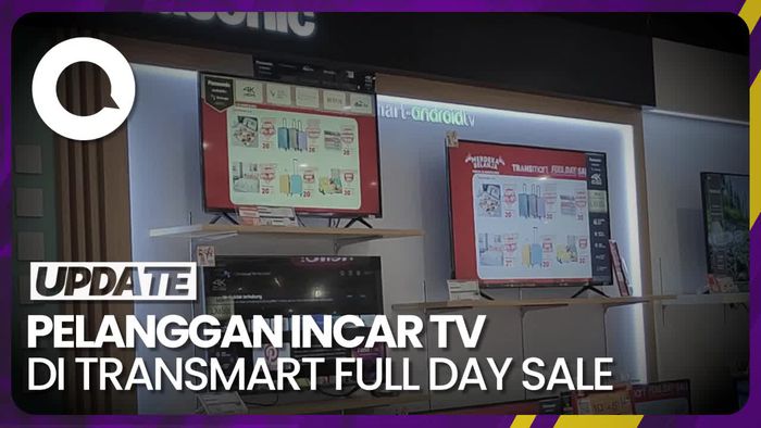 Pelanggan Beli TV Mumpung Diskon di Transmart Full Day Sale