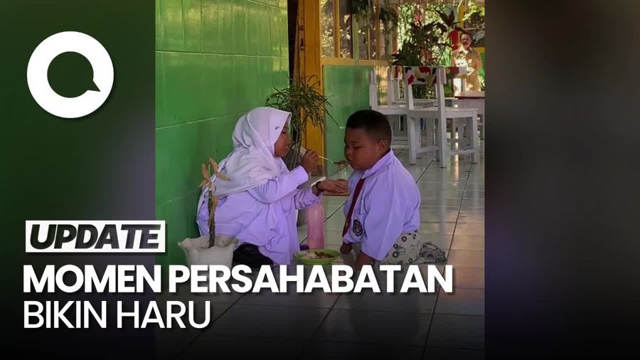 Momen Siswa SD di Gowa Bikin Haru, Suapi Temanya yang Disabilitas