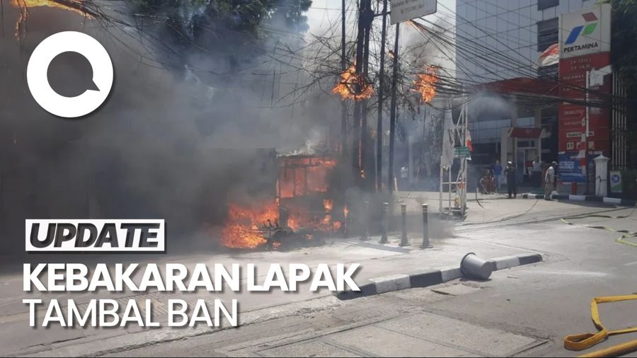 Lapak Tambal Ban di Samping SPBU Matraman Terbakar