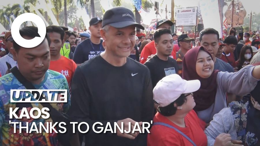 Warga Pakai Kaos Thanks to Ganjar saat Jalan Sehat di Klaten