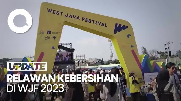 Aksi Bersih-bersih Relawan Jubelo di West Java Festival 2023