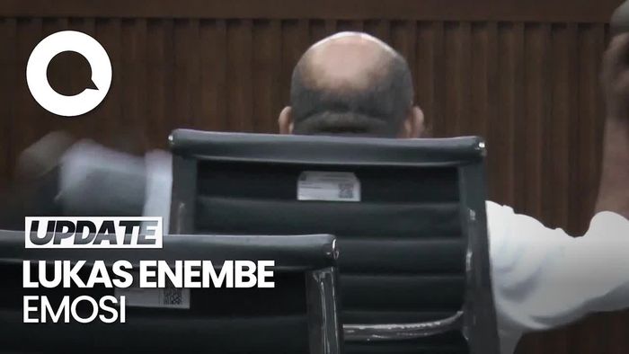 Detik-detik Lukas Enembe Lempar Mic di Ruang Sidang