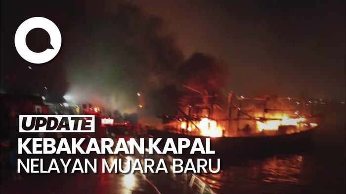 Kapal Nelayan Terbakar di Muara Baru Jakarta Utara