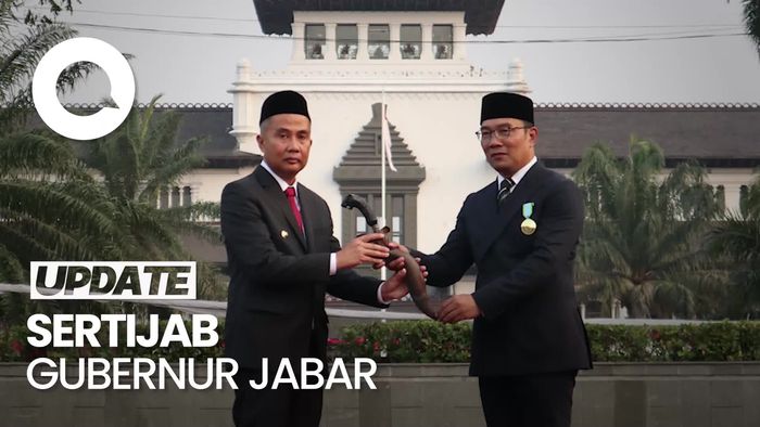 Sertijab Gubernur Jabar, RK Beri Bey Machmudin Kujang Pusaka