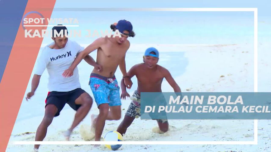 Adu Tangkas Bermain Bola di Pulau Cemara Kecil Karimun Jawa