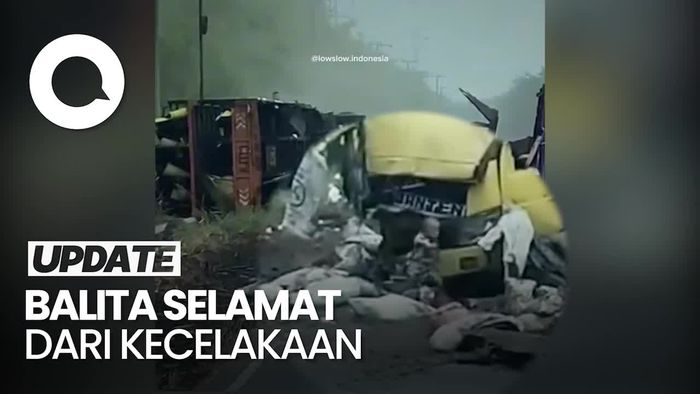 Balita Merangkak Keluar dari Truk Ringsek Usai Kecelakaan di Lampung