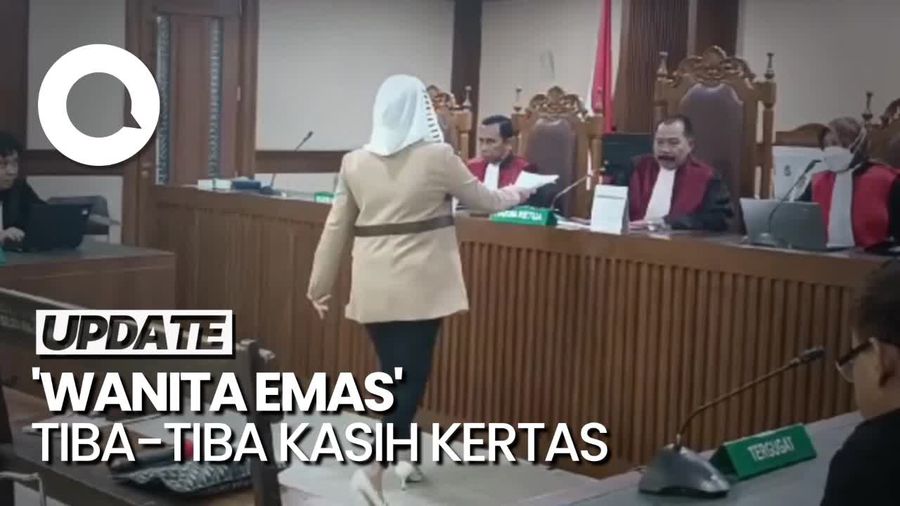 Momen Hasnaeni Wanita Emas Beri Kertas ke Hakim Jelang Vonis