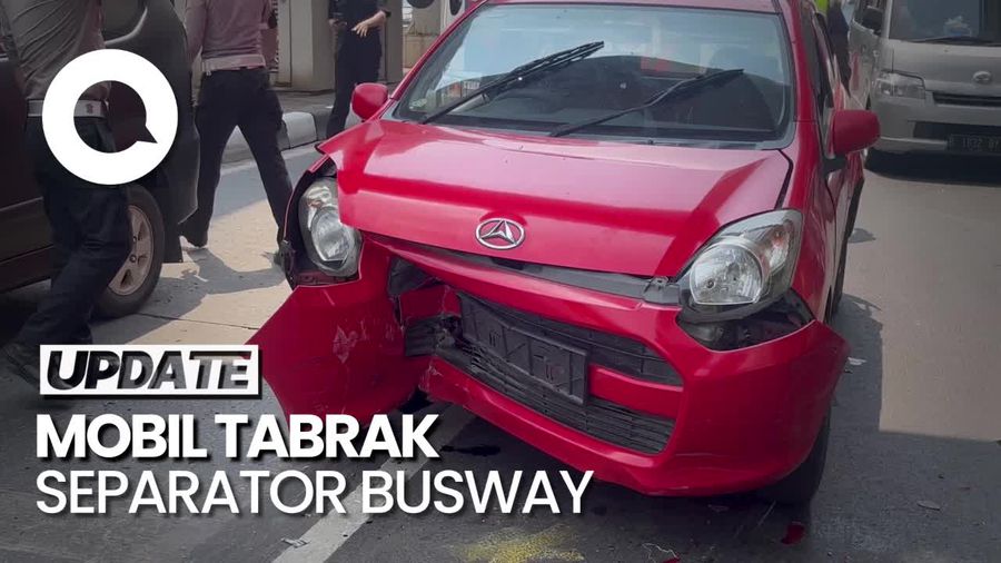 Diduga Sopir Ngantuk, Sebuah Mobil Tabrak Separator Busway di Pancoran