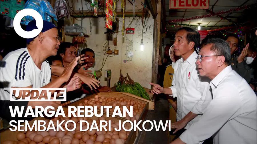 Ibu-ibu Pingsan saat Rebutan Sembako dari Jokowi di Pasar Johar Karawang