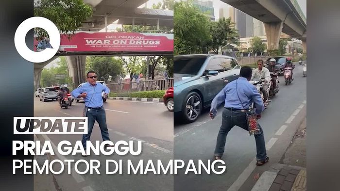 Penampakan Pria Diduga ODGJ Ganggu Pemotor di Kawasan Mampang