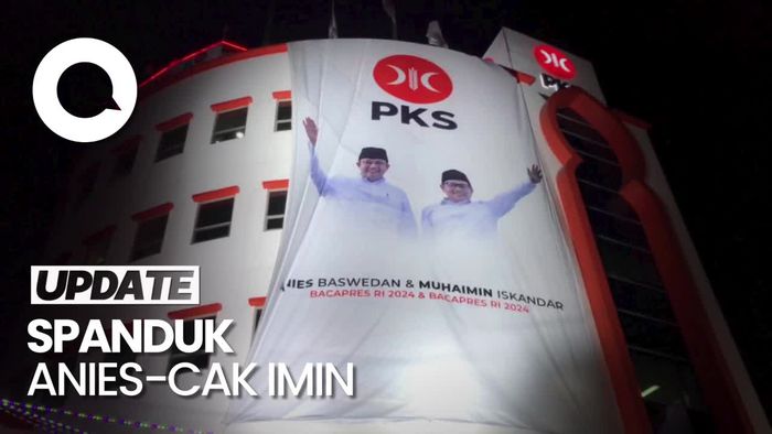 Momen PKS Bentangkan Spanduk Raksasa Anies-Cak Imin