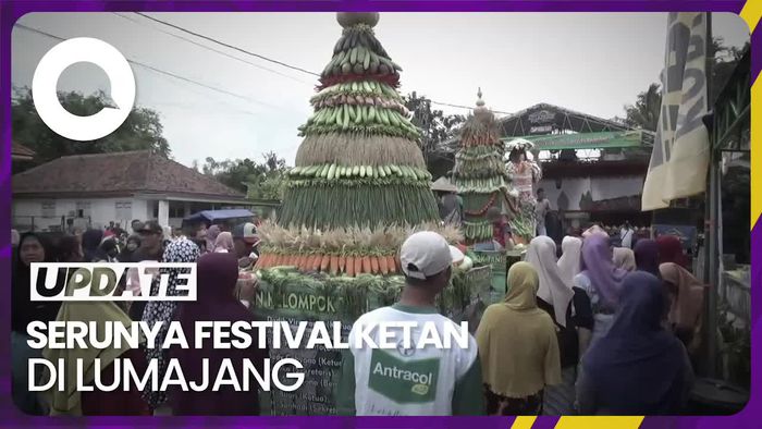 Warga Berebut Gunungan Hasil Bumi di Festival Ketan Lumajang