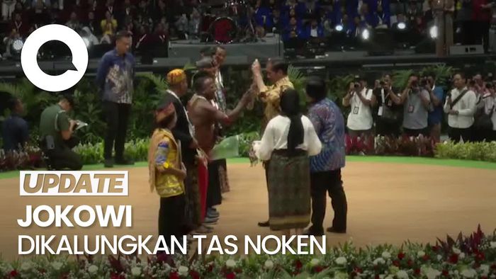 Momen Jokowi Dikalungkan Tas Noken oleh Warga Papua