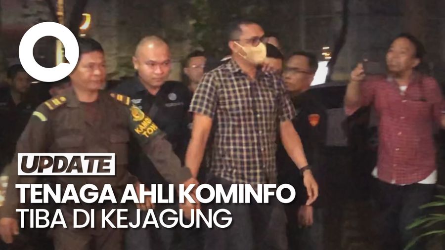 Momen Tenaga Ahli Kominfo Tiba di Kejagung Usai Ditangkap di PN Jakpus