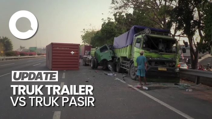 Truk Trailer Tabrak Truk Pasir di Tol Cakung, Peti Kemas Sampai Terlepas
